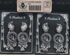 Pendientes tradicionales con motivo de pavo real plateado, diseño de bailarina ornamentado, colgante circular y cadenas colgantes con dije de campana, estilo étnico. - Product Image 1