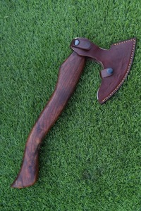 Hache Tomahawk de luxe faite à la main avec manche en bois et lame en acier gravée pour la survie et le bricolage - Product Image 4