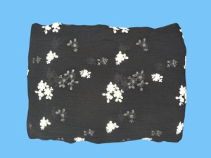 Tela de Chifón Negra Premium al por Mayor con Bordado Floral Blanco - Material Estilo Georgette Arrugado para Prendas de Vestir - Product Image 3