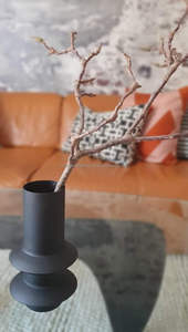 Vase de table noir avec surface en fer texturé pour arrangements floraux décoratifs dans le salon, le bureau ou la cuisine - Product Image 3