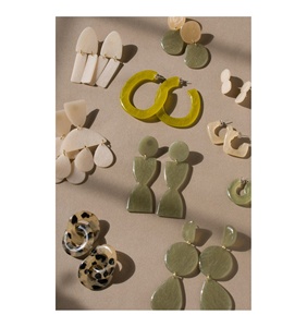 Boucles d'oreilles de luxe en résine artisanale, motif féerique, faites à la main, personnalisées, modernes, brillantes, artistiques, bijoux pour femmes, motif tourbillon, pour fête de Noël - Product Image 1