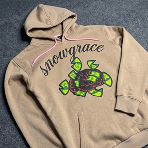 เสื้อฮู้ดผู้ชาย Snowgrace สีแทน ผ้าเฟรนช์เทอร์รี่ 100% คอตตอน พิมพ์ลายโลโก้ด้านหน้า มีกระเป๋า ทรงปกติ สไตล์ฤดูใบไม้ร่วง - Product Image 4