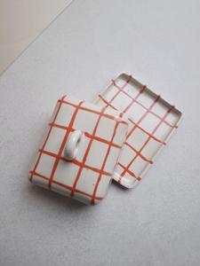 Beurrier Chic à Carreaux avec Poignée Courbe, Base de Service Compacte, Finition Glaçurée, Contenant de Rangement Élégant pour Beurre de Cuisine - Product Image 4