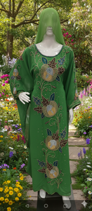 Elegante Caftán Verde Esmeralda Bordado – Detalles Florales Dorados Cosidos a Mano y Drapeados de Chifón para Ocasiones Formales - Product Image 2