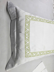 Almohadas bordadas de seda exportadas a Europa Modelos de diseño personalizado Producidas en grandes cantidades - Product Image 5