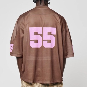 Maillot de football marron surdimensionné pour homme en maille avec imprimé rose 55, style urbain, manches courtes, respirant, vêtement de sport - Product Image 1