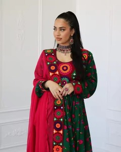 Vestido Afgano Verde Oscuro Contemporáneo con Bordado Floral Rojo y Pañuelo de Chifón a Juego con Elegante Trabajo y Diseño Artesanal - Product Image 5