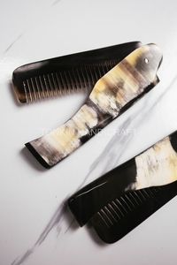 Peine de Cuerno de Búfalo Pulido a Mano Phault, Cepillo para el Cabello de Dientes Anchos Curvos Naturales - Product Image 5