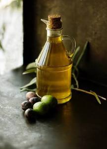 Aceite de Oliva Puro Extracto Verde Dorado Para Cocina Mediterránea Recetas Gourmet Preparación de Ensaladas Uso Culinario - Product Image 2