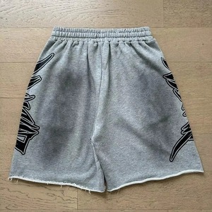 Ensemble de survêtement confortable avec short et sweat à capuche, conçu pour un confort tout au long de la journée, doté d'un tissu léger, respirant et d'une coupe décontractée. - Product Image 5