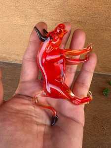 Figurine de taureau en verre artisanal, sculpture animale en cristal rouge, art contemporain, décoration de table, décoration de salon - Product Image 2