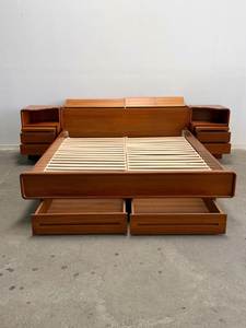 Base de Cama de Plataforma de Madera Maciza de Teca con Mesitas de Noche y Cajones de Almacenamiento, Muebles de Dormitorio Modernos de Mediados de Siglo - Product Image 1