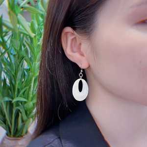 Boucles d'oreilles modernes en corne de buffle de haute qualité, forme naturelle, design magnifique, écologiques, faites à la main, polies, artisanat de mariage MN - Product Image 3
