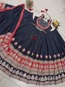 Nuevo y Tradicional LAHENGA CHOLI de Diseñador con Trabajo de Espejos Reales, Lentejuelas y Bordado Zari para Navratri Festivo - Product Image 2