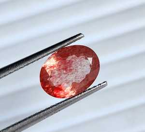 Piedra preciosa ovalada brillante de piedra solar de Oregón con efecto Schiller y múltiples colores, un brillo deslumbrante disponible a precio de mayorista. - Product Image 1