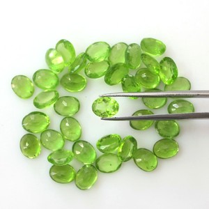 Peridoto Verde Natural 6x8MM Corte Ovalado Piedra Preciosa Suelta Calibrada Peridoto Facetado para Fabricación de Joyas Venta al por Mayor Suministro a Granel - Product Image 1