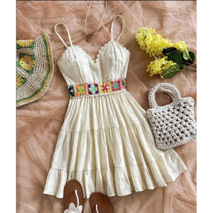 Robe d'été courte à volants style bohème en crochet, jupe courte à volants superposés qui confère une forme évasée et féminine en A. - Product Image 2