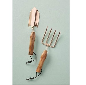 Ensemble d'outils de jardin en métal finition laiton avec manche en bois, râteau et pelle pour l'entretien moderne des plantes d'extérieur, accessoires de jardinage Chaman India - Product Image 3