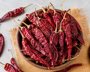 Chile Rojo Seco Medio Byadagi de Calidad Premium para Exportación con Tallo, Secado Naturalmente al Sol, Especias Indias Ligeramente Picantes para Curry Casero - Product Image 1