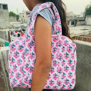 Sac de voyage matelassé en coton grande capacité pour femme, idéal pour les vacances d'été, les mariages et comme bagage à main - Product Image 1