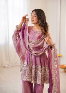 ชุดคุรตะผ้าไหมเนื้อหนาสำหรับผู้หญิง ดีไซน์หรูหรา พร้อมผ้าคลุมไหล่ไหมปักลายด้วยด้ายและเลื่อม งานปักประณีต ผลิตในอินเดีย มีสินค้าพร้อมส่ง - Product Image 4