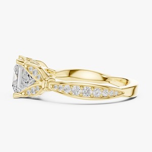 Anillo de Compromiso con Diamante Cultivado en Laboratorio de Corte Princesa de 1.72 Ct, Oro Amarillo de 9K con Acento de Hoja de Filigrana, Joyería al por Mayor - Product Image 2
