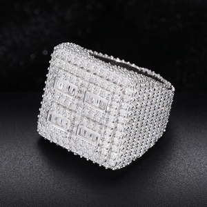 Bague Signet Carrée de Luxe pour Homme, Plaqué Or Rose 18 carats, Diamant de Laboratoire Taille Baguette, Style Hip Hop, Lourde et Imposante, Personnalisable - Product Image 1