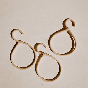 Cintre d'écharpe en bois de rotin naturel fait à la main porte-serviettes cintres de fleurs prix le moins cher vente en gros - Product Image 1