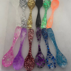 Cuillère de service unique en résine blanche pour la maison et la cuisine – Vaisselle artisanale élégante au design décoratif moderne - Product Image 1