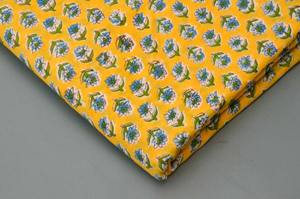 Tissu en coton jaune imprimé à la main style Jaipuri, motif floral, doux et respirant, tissu indien au mètre pour robes et couvertures. - Product Image 5