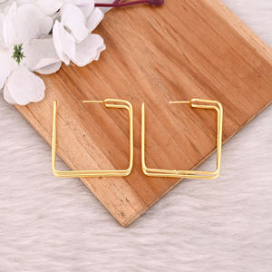 Boucles d'oreilles créoles simples en laiton, bijoux minimalistes modernes pour femmes, boucles d'oreilles créoles en laiton de haute qualité, commande en gros - Product Image 2