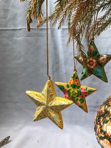 Ornement d'arbre de Noël en forme d'étoile peinte à la main, décoration suspendue traditionnelle en forme d'étoile peinte à la main - Product Image 4