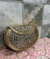 Mini pochette élégante avec décorations Kundan et embellissements raffinés, idéale pour les mariages, sac à main en métal par F S International.