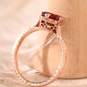 Anillo Solitario de Oro Rosa Sólido de 14K con Rubí de Laboratorio de 1ct, Corte Cojín Alargado, Color Sangre de Pichón, Grabado a Mano, Media Montura, de Lujo, Estilo Vintage - Product Image 4
