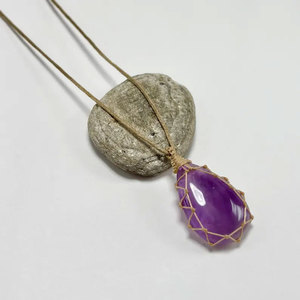 Collier pendentif en cristal d'améthyste fait main avec cordon en pierre naturelle, bijoux bohèmes tribaux, collier réglable pour femmes - Product Image 1