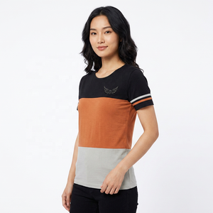 เสื้อยืดแขนสั้นผู้ชายแบบคัลเลอร์บล็อก พร้อมโลโก้ปัก คอทรงโอ ทรงลำลอง ผ้าถัก - Product Image 2