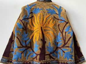Veste d'hiver brodée Suzani pour femmes, motifs floraux et symboliques, veste courte en velours bohème pour femmes, vêtements ethniques faits à la main - Product Image 6
