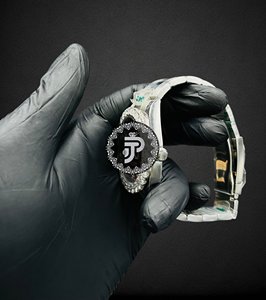 Montre à cadran chiffres romains avec diamants Moissanite VVS et bracelet en acier inoxydable de qualité supérieure pour femmes - Product Image 5
