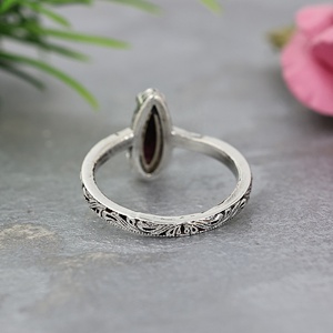 Anillo de Plata de Ley 925 con Granate, Corte Pera, Grabado Floral Vintage, Piedra de Nacimiento de Enero, para Mujer - Product Image 4