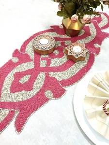 Chemin de table brodé à la main avec perles, rose et blanc, design bohème, forme personnalisée, tapis en tissu - Product Image 6