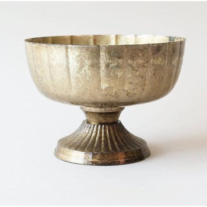 Vase de centre de table vintage en laiton cannelé doré antique sur piétement pour arrangements floraux, vente en gros - Product Image 5
