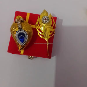 Boîte de sindoor dorée sertie de pierres et bâtonnet de Tilak dans un coffret cadeau pour Diwali. - Product Image 1