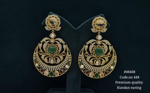 Boucles d'oreilles pendantes Kundan plaquées or avec pierres multicolores, style chandelier, en laiton, bijoux ethniques pour femmes, pour fêtes et mariages. - Product Image 3