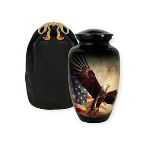 Urne funéraire patriotique avec drapeau américain, couvercle doré et sac en velours pour cendres commémoratives d'un adulte en mémoire d'un acte d'honneur - Product Image 4