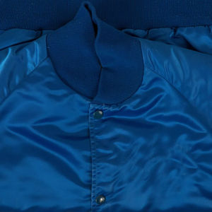 Chaquetas Varsity de Satén para Hombre, Nueva Llegada, Personalizadas, con Botones Rojos, Chaqueta de Moda para Exteriores, con Parches - Product Image 3