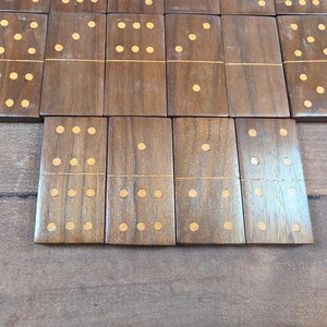 Juego de Dominó Doble Seis de Madera de Colores ILAHI, 28 Piezas, Ecológico, Tallado y Grabado, Diseño Antiguo, Caja Rectangular Alta de Madera - Product Image 1
