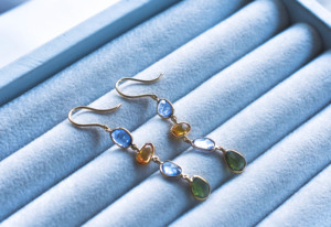 Pendientes Colgantes Hechos a Mano con Zafiro Multicolor Natural de Corte Rosa en Oro de 18K, Arcoíris Etéreo - Product Image 3