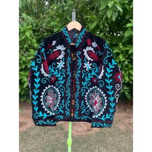 Chaqueta Corta de Mujer con Cuello Mandarín, Bordado Floral Hecho a Mano, Terciopelo Transpirable y Algodón, Diseño de Manga Larga para Otoño - Product Image 1