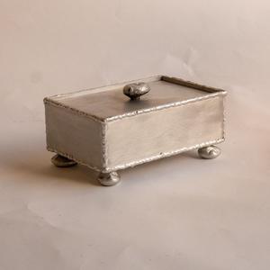 Boîte de rangement décorative haut de gamme en laiton et aluminium pour hôtel et maison, idéale pour la table - Product Image 1