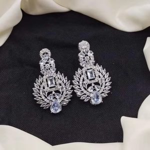 Boucles d'oreilles en zircon plaqué argent avec pierres bleues, design floral classique, parfaits pour les mariages et les ensembles de bijoux de mariage pour femmes - Product Image 4